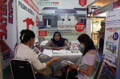Penjaga stan menjelaskan tentang harga rumah dan skema pembayarannya kepada seorang calon konsumen dalam pameran Jateng Expo Tapera 2023 di Mal Ciputra, Semarang, Jawa Tengah, 11 Agustus 2023. ANTARA/Makna Zaezar