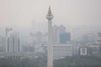 Suasana area Monas terlihat samar karena polusi udara di Jakarta, 11 Agustus 2023. Tempo/Hilman Fathurrahman W