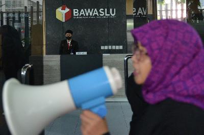Masyarakat Peduli Keterwakilan Perempuan melakukan aksi menolak PKPU 10 pasal 8 ayat 2 di kantor Bawaslu, Jakarta, 8 Mei 2023. TEMPO/ Febri Angga Palguna
