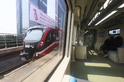 Masyarakat menggunakan kereta LRT Jabodebek, 29 Agustus 2023. TEMPO/Subekti