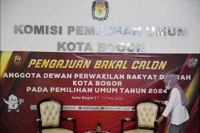 Petugas KPU Kota Bogor merapikan kursi di ruangan pengajuan bakal calon anggota DPRD Kota Bogor pada Pemilu tahun 2024 di kantor KPU Kota Bogor, Jawa Barat, 4 Mei 2023. ANTARA/Arif Firmansyah 