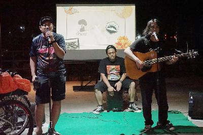 Pendiri Musicycle Ari Purwanto atau Anak Rimba (kiri) dan Muhammad Rafik atau Sendau (kanan) tampil dalam Roadshow Musicycle Banten Series di Serang, Banten, 12-13 Agustus 2023. Dok. Musicycle