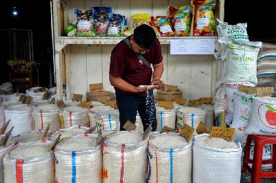 Pembeli memeriksa kualitas beras di Pasar Induk Beras Cipinang, Jakarta, 1 September 2023. TEMPO/Tony Hartawan