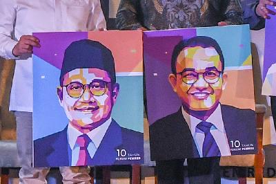 Muhaimin Iskandar (kiri) dan Anies Baswedan memegang gambar diri masing-masing usai menjadi pembicara dalam diskusi Forum Pemimpin Redaksi Indonesia (Forum Pemred) di Jakarta, 5 Agustus 2022. ANTARA/Galih Pradipta