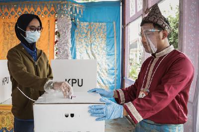 Warga memasukan surat suara dalam Pilkada Kota Depok 2020 di TPS 34, Cipayung, Depok, Jawa Barat, 9 Desember 2020. TEMPO/M Taufan Rengganis
