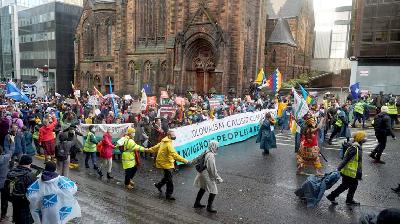 Aksi unjuk rasa yang dilakukan oleh masyarakat adat dan masyarakat sipil pada COP 26 di Glasgow, Skotlandia, 2021. Foto: Dokumentasi AMAN