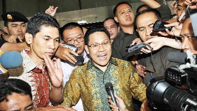 Muhaimin Iskandar saat masih menjabat Menteri Tenaga Kerja dan Transmigrasi  usai menjalani pemeriksaan terkait suap  pengucuran dana percepatan pembangunan infrastruktur daerah  di Gedung KPK, Jakarta, Oktober 2011. Tempo/Seto Wardhana