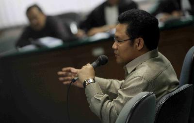 Muhaimin Iskandar saat menjabat sebagai Menteri Tenaga Kerja dan Transmigrasi (Menakertrans) memberikan kesaksian kasus dugaan suap pencairan dana program Percepatan Pembangunan Infrastruktur Daerah Transmigrasi (PPIDT), di Pengadilan Tindak Pidana Korupsi, Jakarta, 2012. TEMPO/Amston Probel