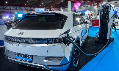 The Hyundai Ioniq 5 electric car is being charged during the Periklindo Electric Vehicle Show (PEVS) 2023 exhibition at JIExpo Kemayoran, Jakarta, May 17.
 Tempo/Tony Hartawan
