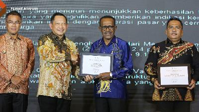 Penjabat Wali Kota Jayapura Frans Pekey, memimpin dengan program enam budaya kerja berintegritas. Menciptakan sumber daya manusia unggul di Papua.