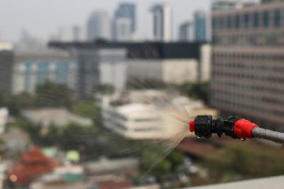 Alat penyemprotan kabut udara (water sprayer) untuk mengurangi polusi di atap Gedung Kantor Wali Kota Jakarta Pusat, 4 September 2023. TEMPO/Hilman Fathurrahman W