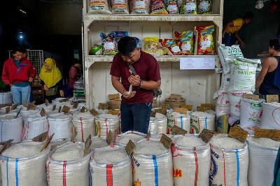 Pembeli tengah memilih kualitas beras di Pasar Induk Beras Cipinang, Jakarta, 1 September 2023. Tempo/Tony Hartawan