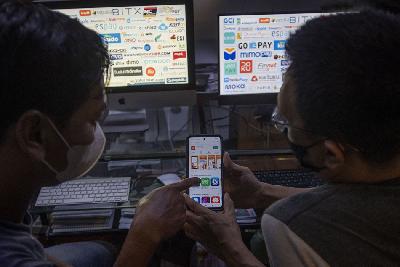 Warga mengamati berbagai aplikasi startp melalui telepon pintar di Jakarta. ANTARA/Aditya Pradana Putra