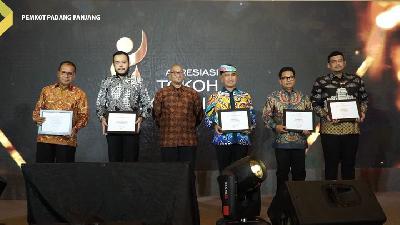 Berperan Kembangkan Digitalisasi, Wako Fadly Amran Raih Penghargaan Apresiasi Tokoh Indonesia.