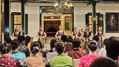 Tujuh penari wanita yang tiga diantaranya dari Jepang membawakan Tari Budoyo Bedah Madiun di Pendapa Prangwedanan Pura Mangkunegaran Surakarta, Solo, Jawa Tengah, 29 Agustus 2023. Tempo/Septhie Ryanthie 