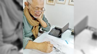 Goenawan Mohamad menggambar untuk proses kreatifnya di Devfto Printmaking Institute Ubud, Bali, 19 Februari 2023. Devy Ferdianto