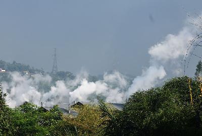 Cerobong asap sejumlah pabrik di Jawa Barat, 2019. TEMPO/STR/Prima Mulia