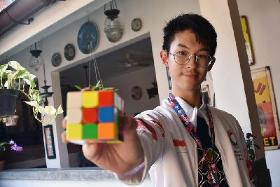 Atlet Rubik Indonesia dan Juara 2 Rubik’s Word Championship, Phillip Maxwell saat ditemui di kawasan Cikini, Jakarta, 6 September 2023. TEMPO/M Taufan Rengganis