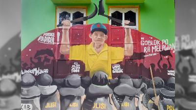 Mural di rumah warga Desa Wadas, menolak penambangan batu andesit untuk proyek Bendungan Bener, di Desa Wadas, Purworejo, Jawa Tengah, Desember 2021. Tempo/Fransischa Christy Rosana