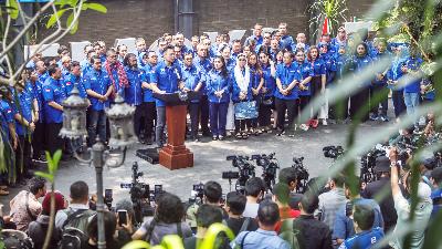 Ketua Umum DPP Partai Demokrat, Agus Harimurti Yudhoyono memberikan keterangan pers usai keluar dari Koalisi Perubahan untuk Persatua, di Jakarta, 4 September 2023. Tempo/Hilman Fathurrahman W