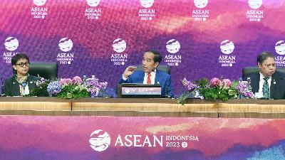 Presiden Joko Widodo  bersama Menteri Luar Negeri Retno Marsudi dan Menteri Koordinator Bidang Perekonomian Airlangga Hartarto menyampaikan paparan penutupan KTT ke-43 ASEAN 2023 di Senayan, Jakarta, 7 September 2023. ANTARA/Media Center KTT ASEAN 2023/Dhoni Setiawan