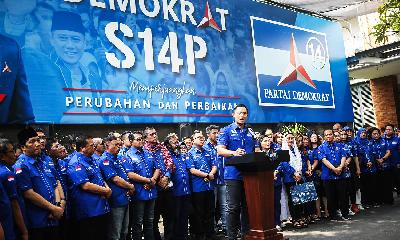 Democrat Party Chairman Agus Harimurti Yudhoyono, accompanied Central Executive Board members, gives a press statement at party’s office in Jakarta, September 4. 
TEMPO/Hilman Fathurrahman W
