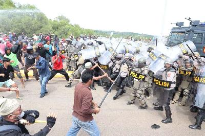 Bentrok warga Rempang dengan aparat kepolisian di Batam, 7 September 2023. ANTARA/BP Batam