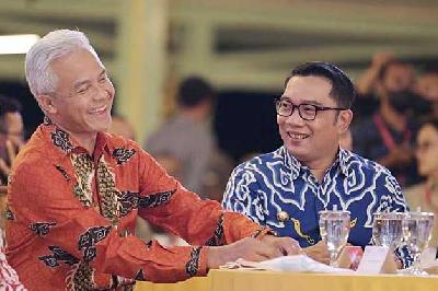 Gubernur Jawa Tengah Ganjar Pranowo (kiri) dan Ridwan Kamil saat menghadiri Acara Pasca KTT Y20 Presidensi G20 Indonesia di Pura Mangkunegaran, Kota Surakarta, Jawa Tengah, 28 Oktober 2022. Dok. Jabargov