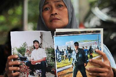 Keluarga korban tragedi Stadion Kanjuruhan Malang mendatangi di Pengadilan Negeri Surabaya, Jawa Timur, 16 Januari 2023. ANTARA/Didik Suhartono
