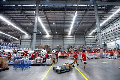 Kesibukan di gudang penyimpanan barang toko daring Lazada yang ditunjuk sebagai salah satu Penyelenggara Perdagangan Melalui Sistem Elektronik (PMSE) di Cimanggis, Depok, Jawa Barat. Tempo/Tony Hartawan