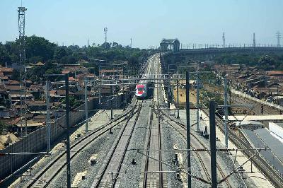 Rangkaian EMU kereta cepat Jakarta Bandung memasuki Stasiun Padalarang, Kabupaten Bandung Barat, Jawa Barat, 13 September 2023. TEMPO/Prima mulia