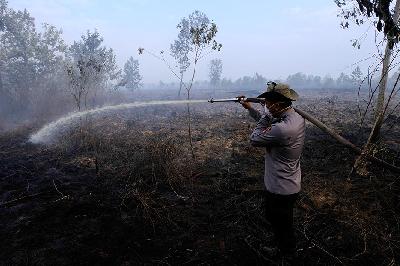 Aktivitas pembasahan di lokasi kebakaran lahan gambut di Desa Limbung, Kecamatan Sungai Raya, Kabupaten Kubu Raya, Kalimantan Barat, 11 September 2023. ANTARA/Jessica Wuysang