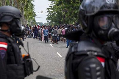 Polisi lengkap dengan peralatan anti huru hara menjaga aksi unjuk rasa warga Pulau Rempang di Kantor Badan Pengusahaan (BP) Batam, Batam, Kepulauan Riau, 11 September 2023. ANTARA/Teguh Prihatna