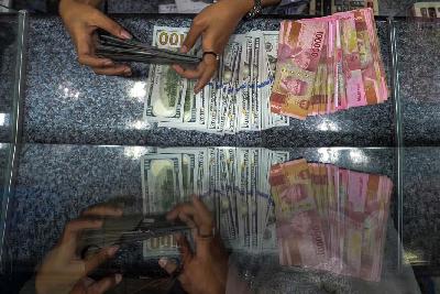 Pegawai penukaran rupiah terhadap mata uang asing di Jakarta, 7 Agustus 2023. Tempo/Tony Hartawan