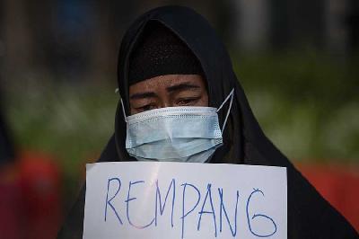 Warga Pulau Rempang, Kepulauan Riau mengikuti Aksi Kamisan ke-787 di seberang Istana Merdeka, Jakarta, 14 September 2023. ANTARA/Sigid Kurniawan