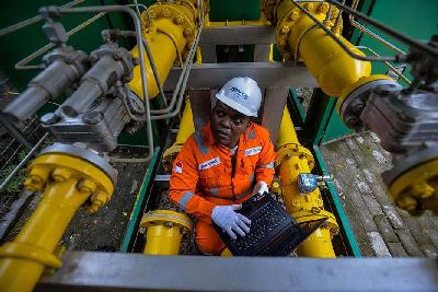 Petugas PT Perusahaan Gas Negara (PGN) melakukan perawatan berkala di pabrik keramik Cileungsi, Bogor, Jawa Barat. TEMPO/Tony Hartawan