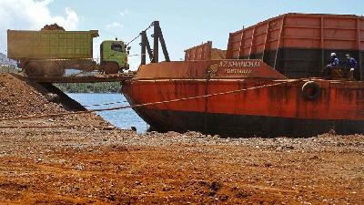 Kendaraan truk melakukan aktivitas pengangkutan ore nikel ke kapal tongkang di salah satu perusahaan pertambangan di Kabupaten Konawe Utara, Sulawesi Tenggara, 2019. ANTARA/Jojon