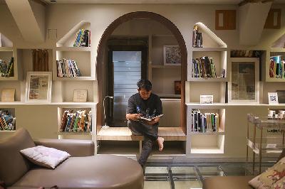Pengunjung membaca buku di OMAH Library, Meruya, Tangerang, Banten, 14 September 2023. TEMPO / Hilman Fathurrahman W
