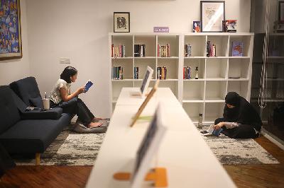 Pengunjung membaca buku di Foreword Library, Cilandak, Pasar Minggu, Jakarta, 14 September 2023. TEMPO / Hilman Fathurrahman W