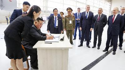 Pemimpin Korea Utara Kim Jong Un menandatangani buku pengunjung selama kunjungan ke Bandar Antariksa Vostochny, di Amur, Rusia, 13 September 2023. Reuters/Artem Geodakyan