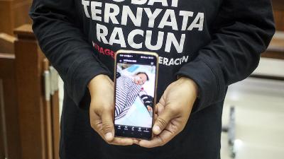 Orang tua korban gangguan ginjal akut menunjukan foto anaknya saat menghadiri sidang lanjutan gugatan class actiondi PN Jakarta Pusat, Jakarta, 18 Juli 2023. Tempo/Hilman Fathurrahman W