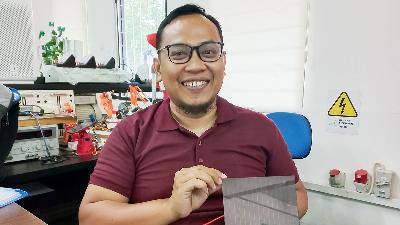 Soni Prayogi menunjukkan sel surya silikon amorf terhidrogenisasi di Laboratorium Pengukuran dan Instrumentasi, Universitas Pertamina, Jakarta, 11 September 2023. Tempo/Dody Hidayat