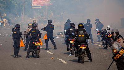 Police fire the tear gas to disperse a protest by residents of Rempang Island at the Batam Development Authority (BP Batam) office in Batam, Riau Islands, September 11. The demonstration, which opposed the government’s relocation plan, ended in chaos. 
ANTARA/Teguh Prihatna
