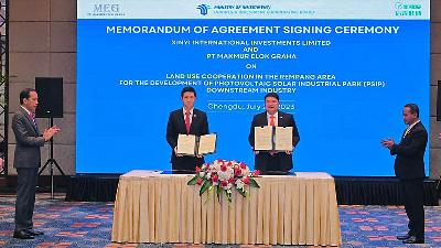 President Joko Widodo (left) and Investment Minister/Investment Coordinating Board (BKPM) Head Bahlil Lahadalia (right) witness the signing of cooperation documents between Xinyi International Investment Limited and Makmur Elok Graha at the Shangri-La Hotel in Chengdu, China, July 28. The cooperation seeks to develop the downstream ecosystem of the glass and solar panel industry in Indonesia. 
presidenri.go.id

