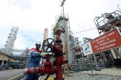 Petugas memeriksa jaringan pipa minyak di Kilang Pertamina Unit Pengolahan (Refinery Unit) V, Balikpapan, Kalimantan Timur. Dok. TEMPO/Dian Triyuli Handoko