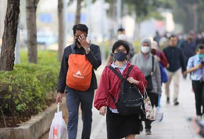 Warga beraktivitas dengan menggunakan masker di Jakarta, 22 Agustus 2023. TEMPO/Subekti