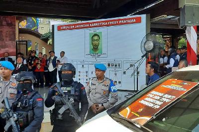 Bareskrim Polri merilis gambar gembong narkoba Fredy Pratama dalam pengungkapan kasus penangkapan 39 tersangka jaringan Fredy Pratama di Lapangan Bhayangkara, Jakarta, 13 September 2023. ANTARA/Laily Rahmawaty