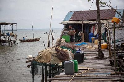 Nelayan beraktivitas di rumahnya di perkampungan nelayan Sembulang, Pulau Rempang, Batam, Kepulauan Riau, 17 September 2023. ANTARA/Teguh Prihatna