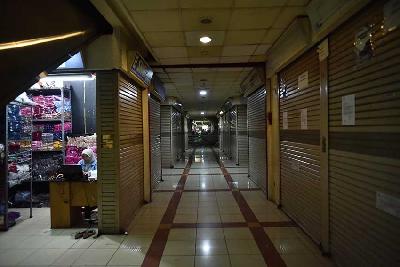 Kondisi toko yang sepi pembeli di Pasar Tanah Abang, Jakarta, 19 September 2023. Tempo/Magang/Joseph