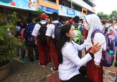 Siswa mengikuti Masa Pengenalan Lingkungan Sekolah di SDN 01 Cipayung, Jakarta, Juli 2022. TEMPO/Subekti